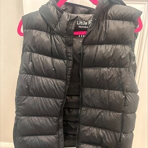 ARITZIA LITTLE PUFF VEST -LARGE - BLACK